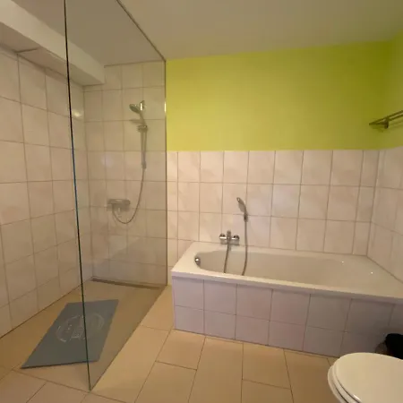 Apartmán Grosszuegige Mit Schreibtischarbeitsplatz In Genthin Ot *