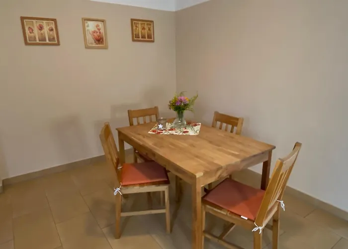 Grosszuegige Mit Schreibtischarbeitsplatz In Genthin Ot アパート *